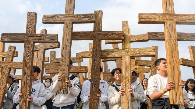 South Korean Christians carry crosses during the 2024 Easter Parade at Gwanghwamun Square in Seoul. (Kim Jae-Hwan/SOPA Images/LightRocket via Getty Images)